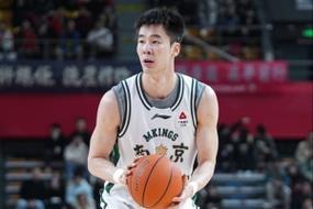 直播吧：郭昊文崴脚后穿上保护靴好在骨头无碍