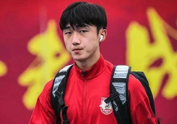 现场视频：玄智健跑来劝架反手被麦麦提江罚下，一脸不可思议抗议