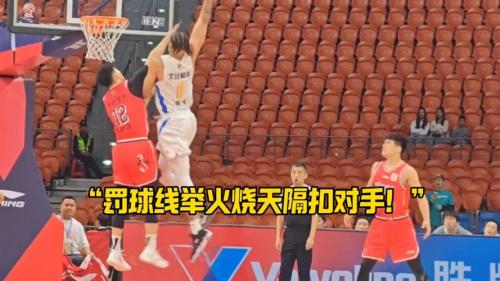 举火烧天！麦基持球突破大三步起飞滑翔无视防守单臂暴扣